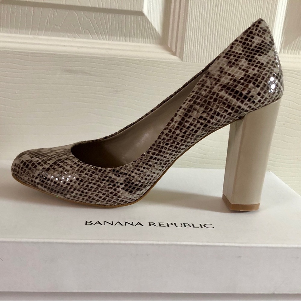 Banana Republic Lizza Pump size 7 in Taupe